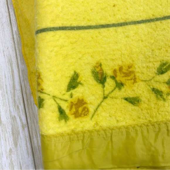 Vintage Chatham Yellow Floral Fiberwoven Blankets - Picture 6 of 8